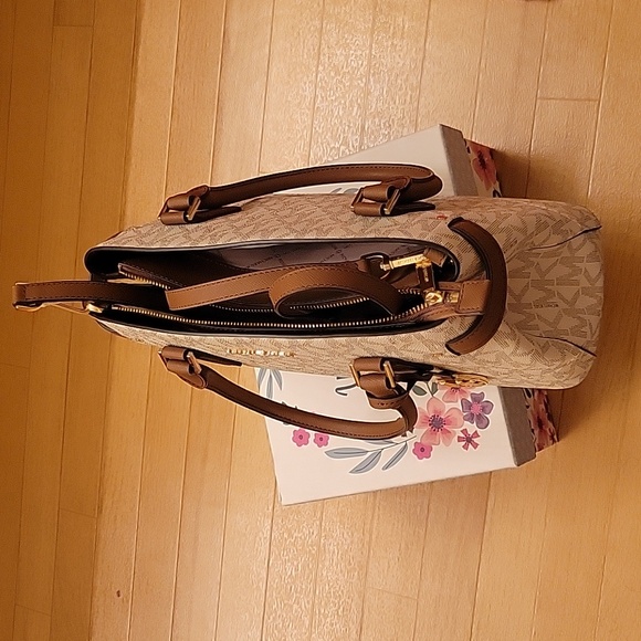 Michael Kors Lynn Satchel - Picture 13 of 16